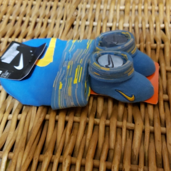 Hat and booties - Picture 2 of 2